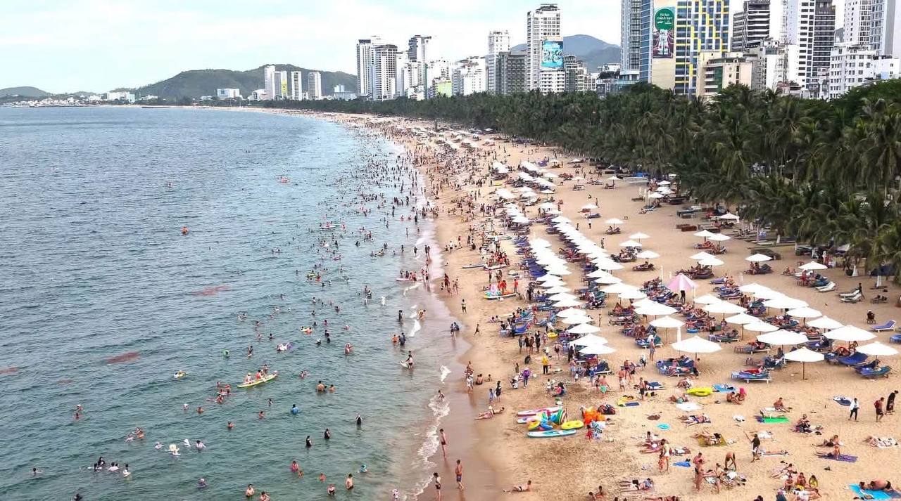 Bãi biển Nha Trang mùa cao điểm: đông đến mức nào và đi đâu cho dễ thở
