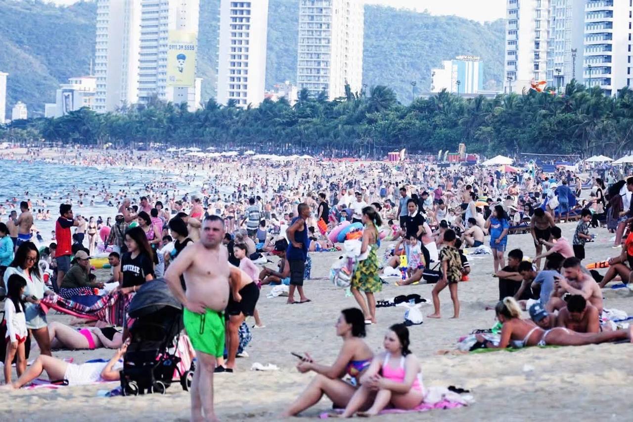 Bãi biển Nha Trang mùa cao điểm: đông đến mức nào và đi đâu cho dễ thở